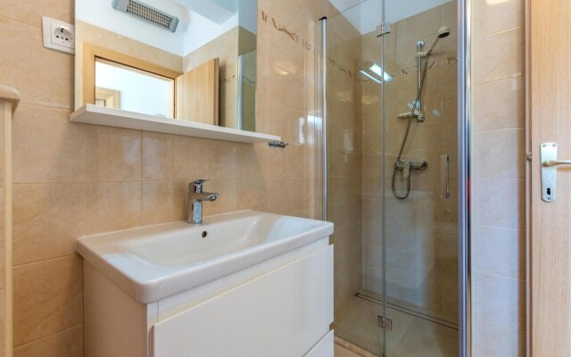 Beautiful Home in Dugi Rat With Wifi and 6 Bedrooms