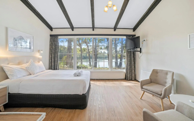 The Fox and Hounds Historic Hotel