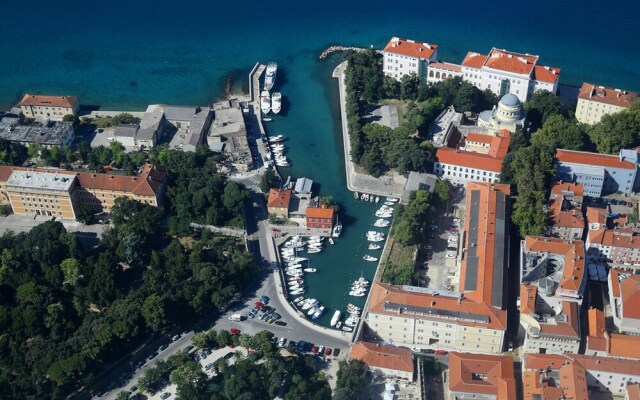 Beautiful Apartment in Sukosan With Wifi and 2 Bedrooms