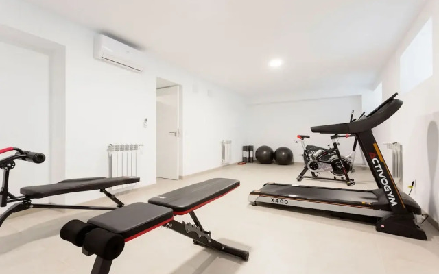 Lovely 2-bedroom Apartment in Exclusive Area of Madrid Madrazo V