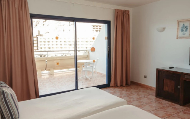 LIVVO Lago Taurito Hotel & Aquapark