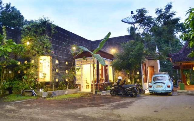 The Riverside Javanese Cottages