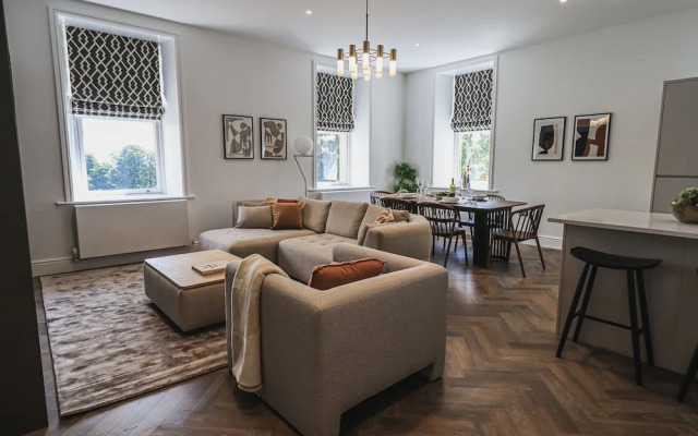 The Lucy Suite Stone Cross Mansion