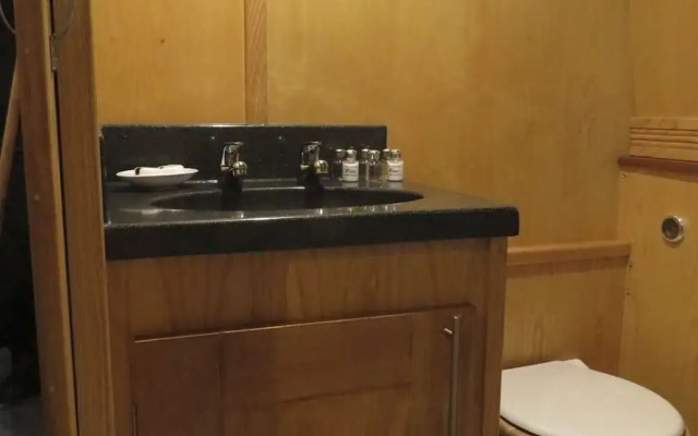 Houseboat Hotels