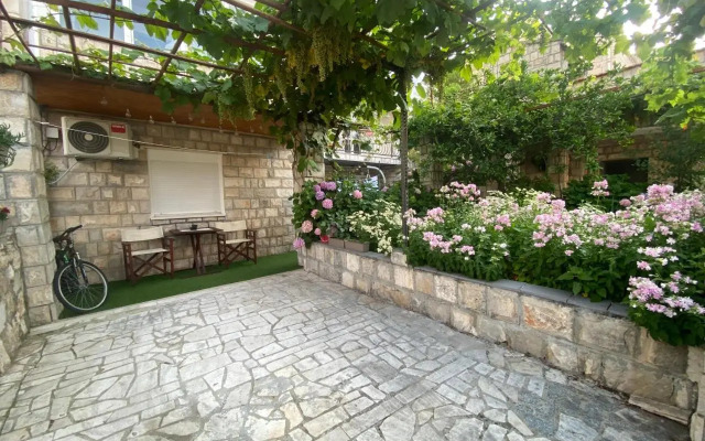 King's Landing Esma' house