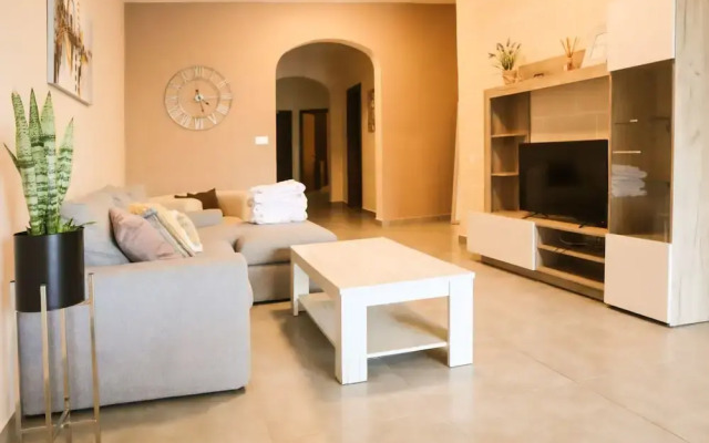 Siku Gozitan House With Pool hot tub