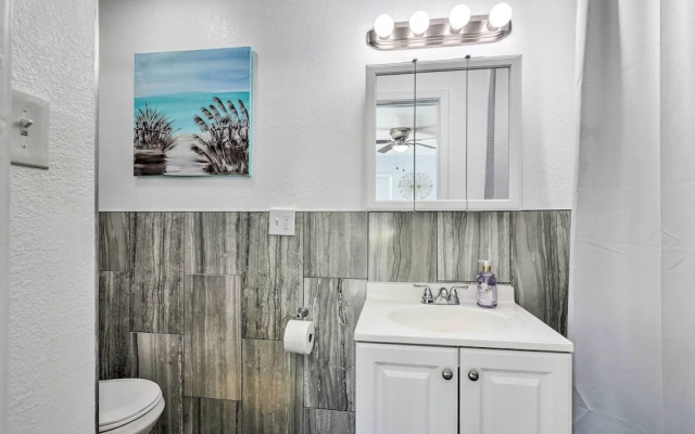Galveston Retreat w/ Backyard & Patio!