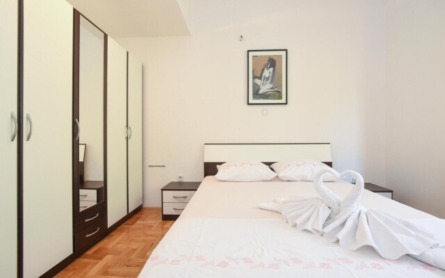 Beautiful Home in Omis With Wifi and 8 Bedrooms