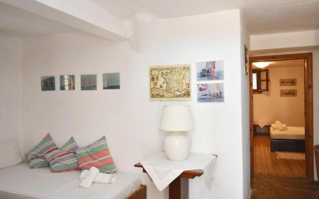 Squirrel Beach Front Villa, Metamorfosi