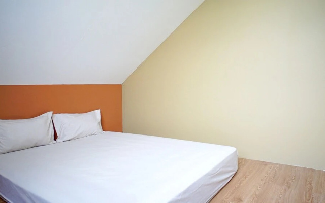 Villa Lisandsa By Ruang Nyaman – Guest Rooms – Gunungsari