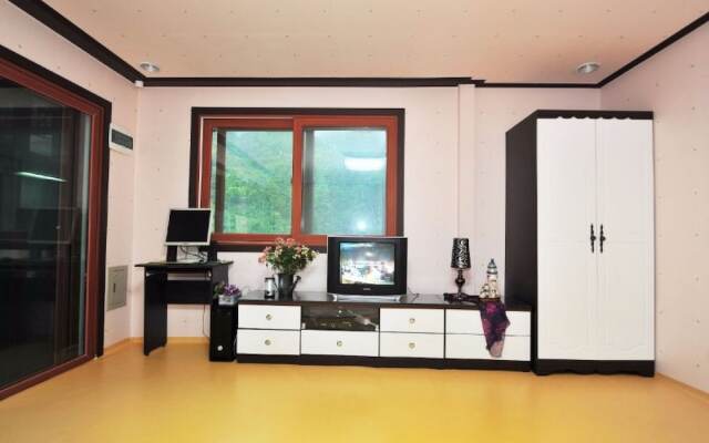 Yangyang Beopsusanjang Pension