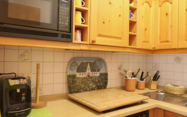 Freundliches 2-Zimmer-Appartement mit Kieferneinrichtung und einem Balkon.