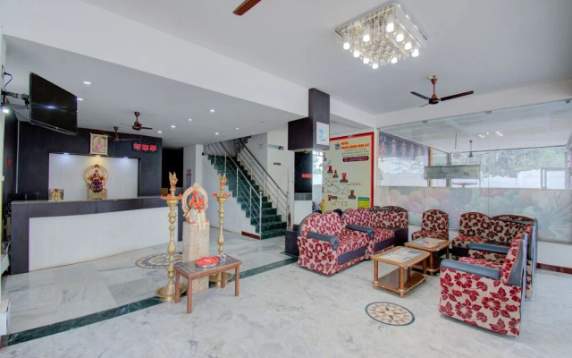OYO 30435 Mahalashmi Park Hotel