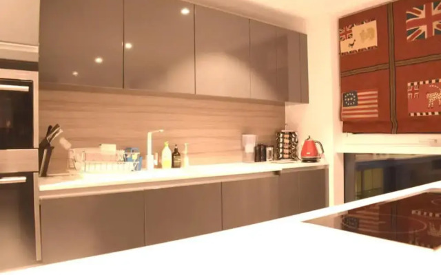 Modern 3 Bedroom Top Floor Apartment