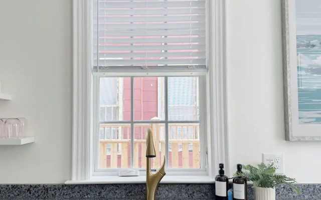 Classy 3-Story Downtown Apt