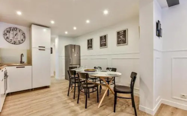14 Luxury Flat Eiffel Design 1