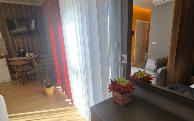 Sunny Apartment - Blloku Tirana, near Lake