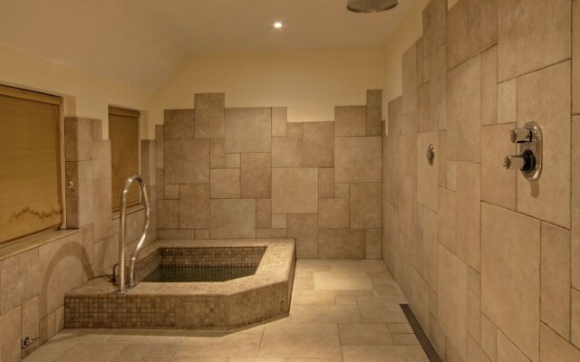 Lush Holiday Home in Oeffelt with 2 Saunas & Hot Tubs