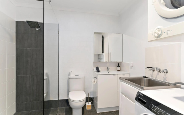 Stylish Townhouse, private courtyard walk to beach