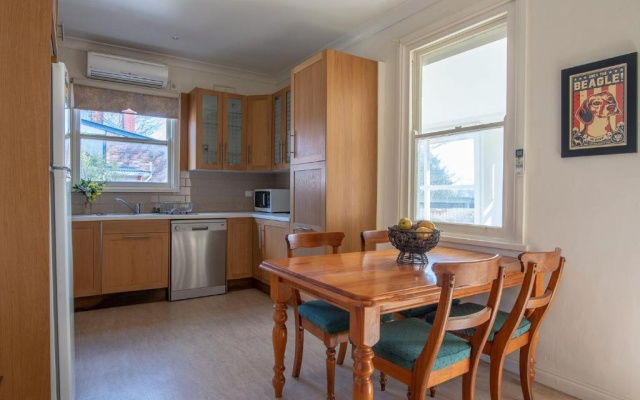Dawns Sleeps 4 in 2 queens with 2 ensuites wifi in town. – Kitchen – Daylesford