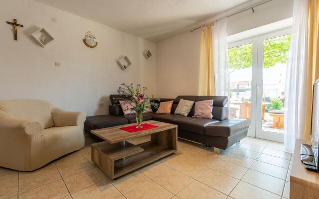 Beautiful Holiday Home in Lisicic