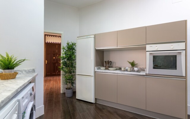 3 Bd Apartment With Balconies Next to Larios Street. Larios