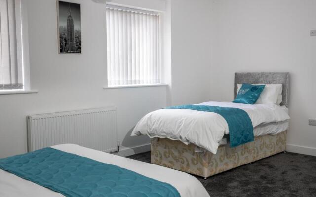 Fantastic Large House with Private Parking