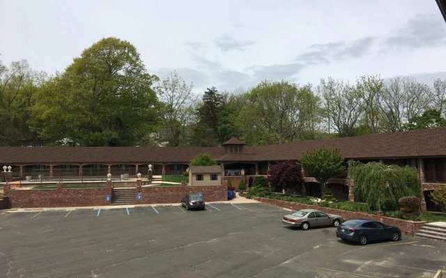 Chalet Inn & Suites Centerport