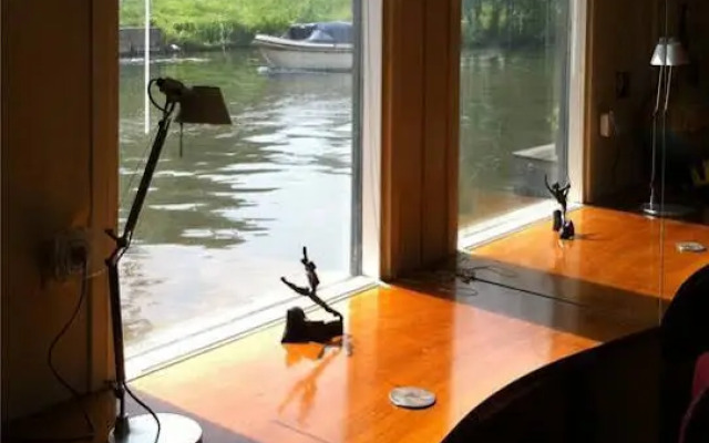 Houseboat Harmony
