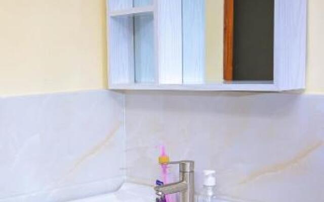 Private room(ensuite) in a 2 bedroom apt with gym.