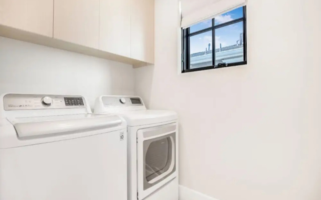 Villa Camellia - Charming 5 BR Home in the Heart of Studio City