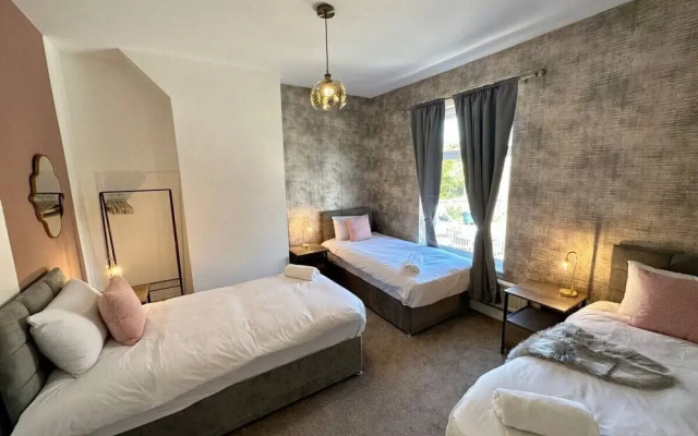 Three Bedroom Home Manchester sleeps 9