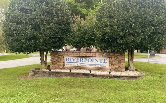 Zeek's Retreat 3 Bedroom Home by RedAwning