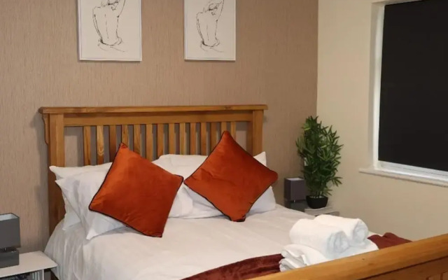 Nottingham - 5 Beds - Sleeps 11 - Garden - Parking