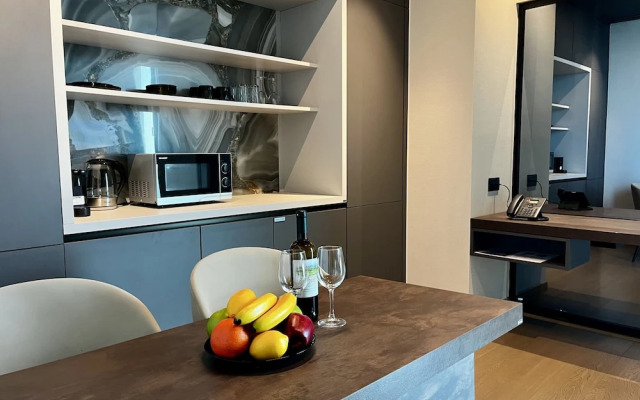 128 LIM - 2002 Stay Only Tower Suite
