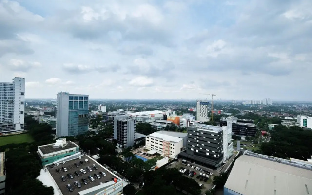 Homey Studio Room Tree Park Apartment near BSD City By Travelio