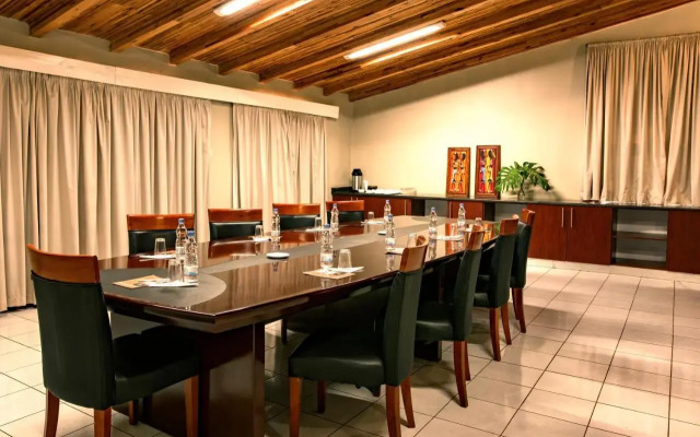 Serendib Suites & Conference Center