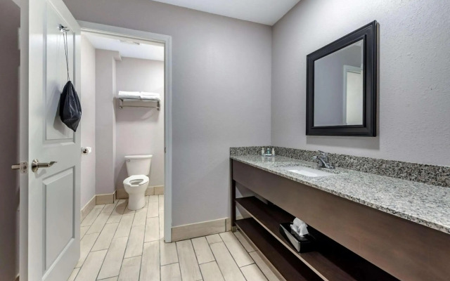 Quality Inn & Suites Evansville Downtown