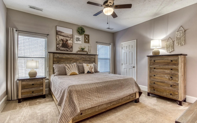 Irresistible Retreat w Pool Hot Tub Arcade
