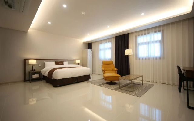 Hotel J's
