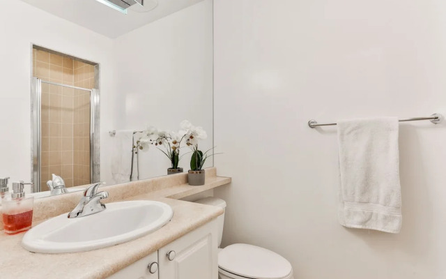 Vibrant Urban Condo 2Bed 2Bath