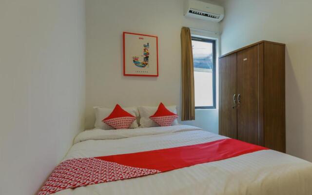 Super OYO 866 Idola Residence