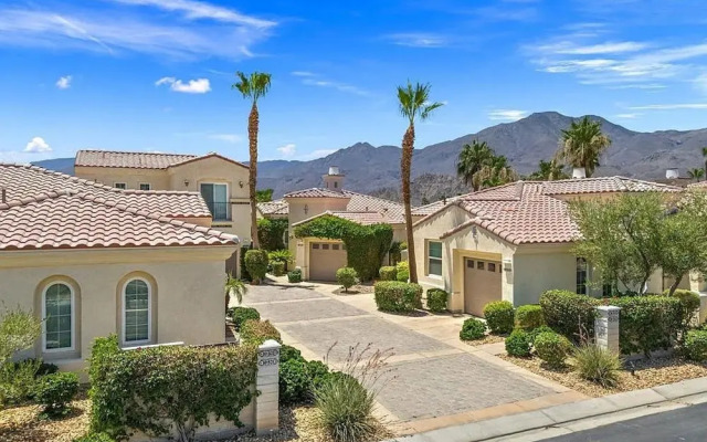 Stylish 2BR w Spa Patio