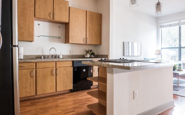 1 BR Apt near Dining Shopping Nightlife by Frontdesk