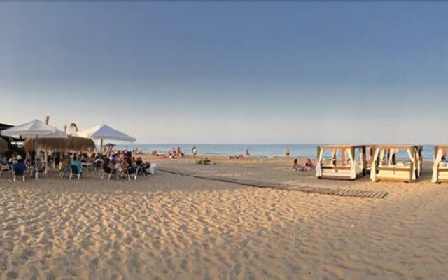 Luxury Apartment on the Beach with Pool 6