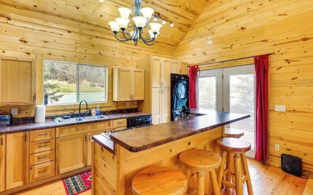 Hike, Unwind & Bring Your Pet: Deadwood Cabin!