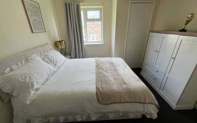 Charming London Apartment Near Attractions