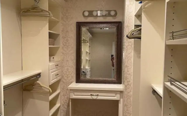 Stylish 4BR Oasis Peaceful Mississauga Location