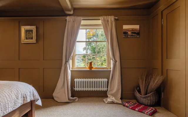 Stunning 8-Bedroom Home in Painswick