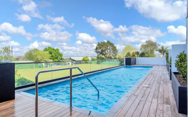 Takapuna Contemporary 2BR with Carpark